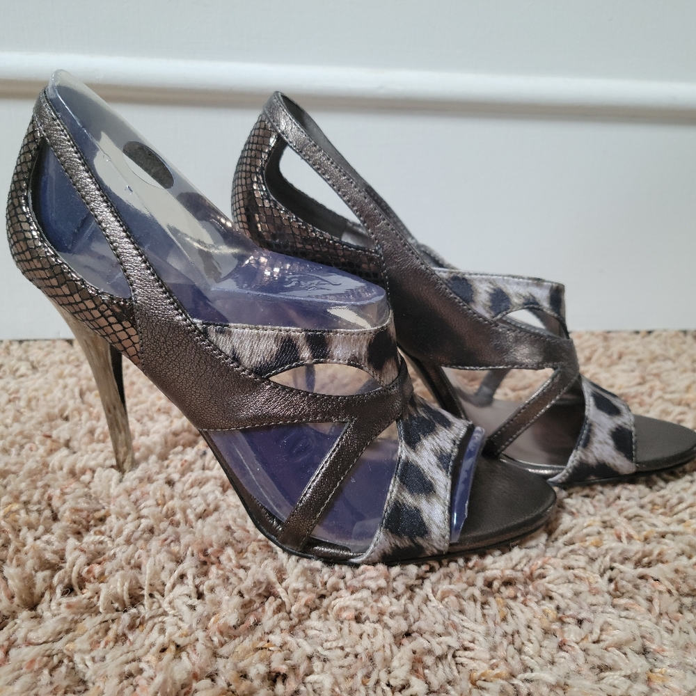 Guess Pumps